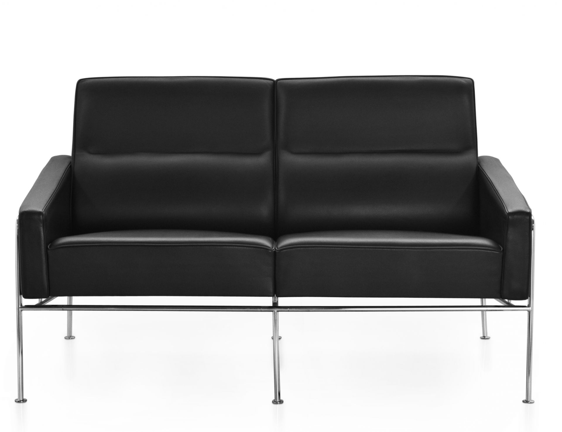Schwarzes Serie 3300 Sofa von Fritz Hansen mit Lederbezug und Chromgestell. Designklassiker für Wohnzimmer und Büro.